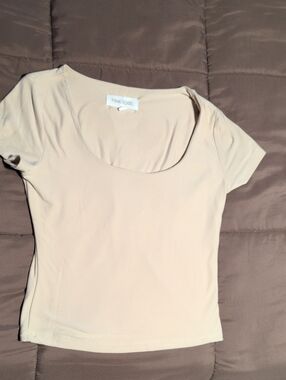 Pink Rose Short Sleeve Scoop Neck Top in Light Beige